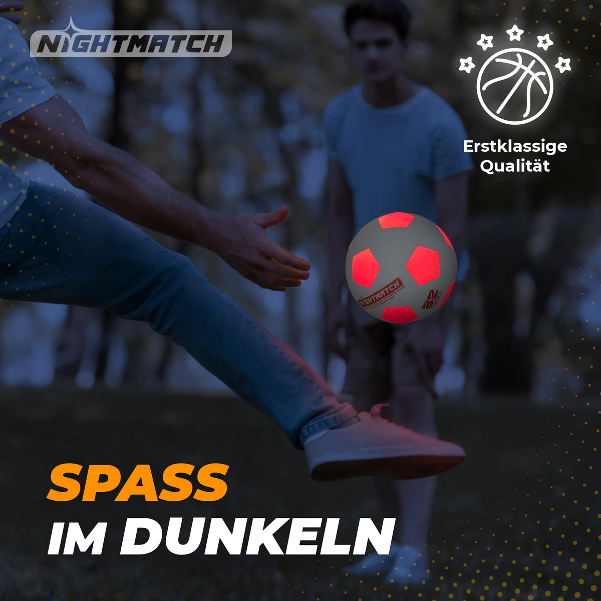 Leuchtender Leuchtfußball - Komplettset - Weiss-Orange leuchtet intensiv beim Passspiel im dunklen Park mit zwei Spielern im Hintergrund.