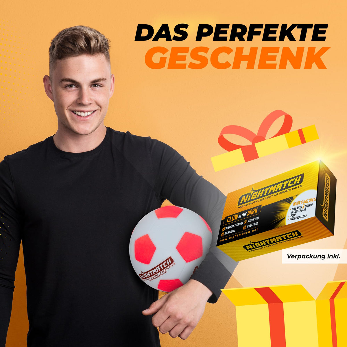 Leuchtfußball - Komplettset - Weiss-Orange wird von jungem Mann gehalten, Geschenkverpackung und Verpackung in hellem Orange-Hintergrund sichtbar.