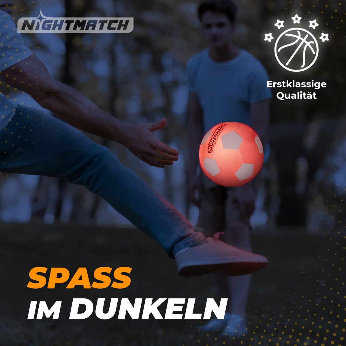 Leuchtender Leuchtfußball - Komplettset - Orange-Weiss wird im Dunkeln gespielt, Junge beim Torschuss im Park bei Abendlicht.