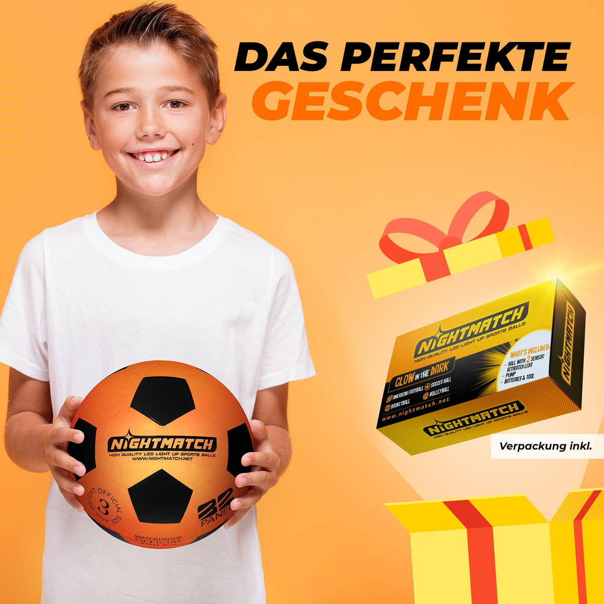 Junge hält Leuchtfußball - Komplettset - Schwarz-Orange - Gr.3 in den Händen vor orangefarbenem Hintergrund mit Geschenkbox und Schriftzug.