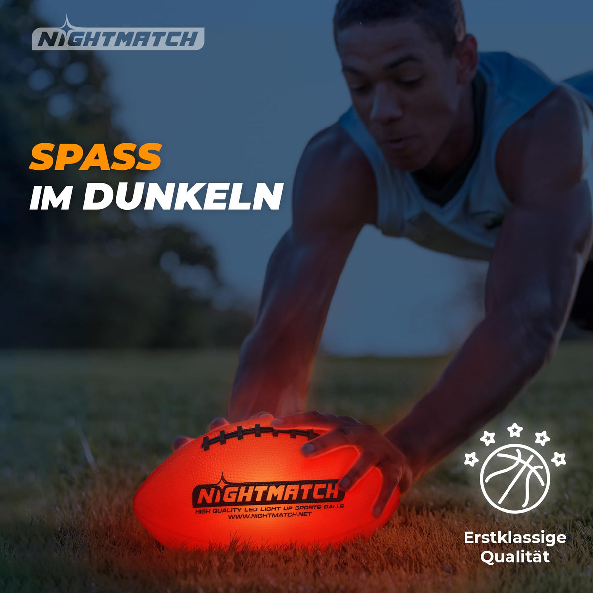 Junger Mann fängt den leuchtenden Leuchtfootball - Komplettset - Gr.6 - Orange auf Rasen bei Dämmerung mit intensiver Beleuchtung.
