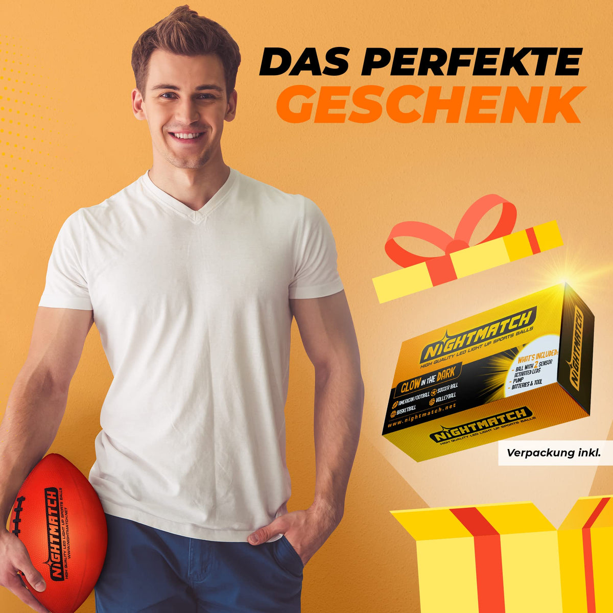 Junger Mann hält Leuchtfootball - Komplettset - Gr.6 - Orange vor orangem Hintergrund mit Geschenkverpackung, ideal als Geschenkidee.