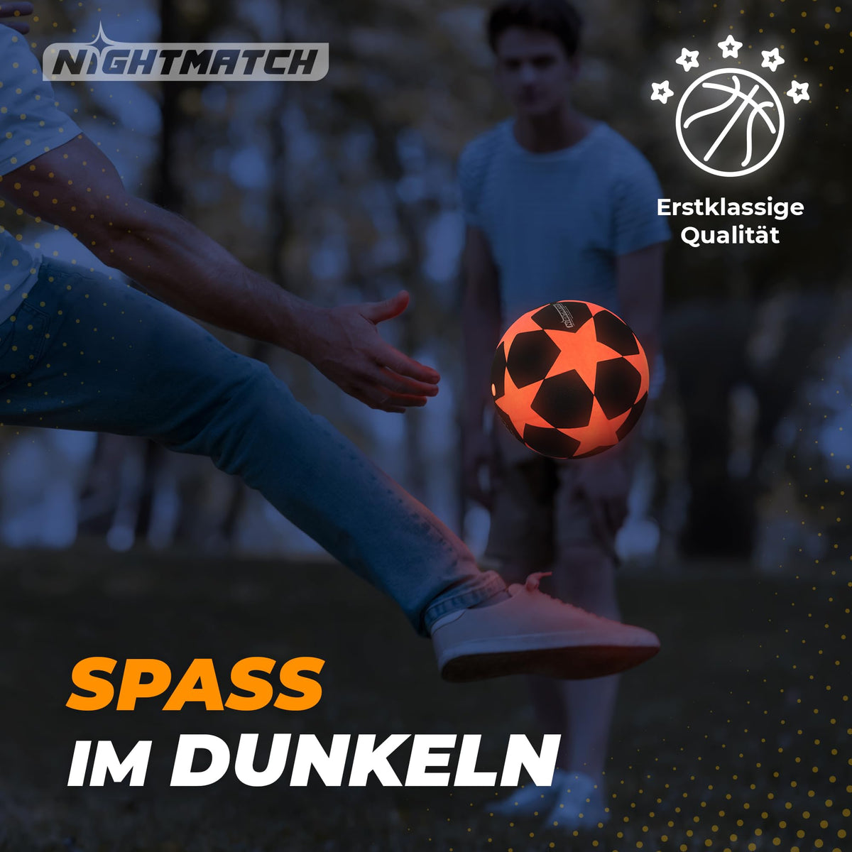 Leuchtfußball - Komplettset - Schwarz-Stern zeigt leuchtenden Fußball mit Sternmotiven, der in dunkler Umgebung gespielt wird.