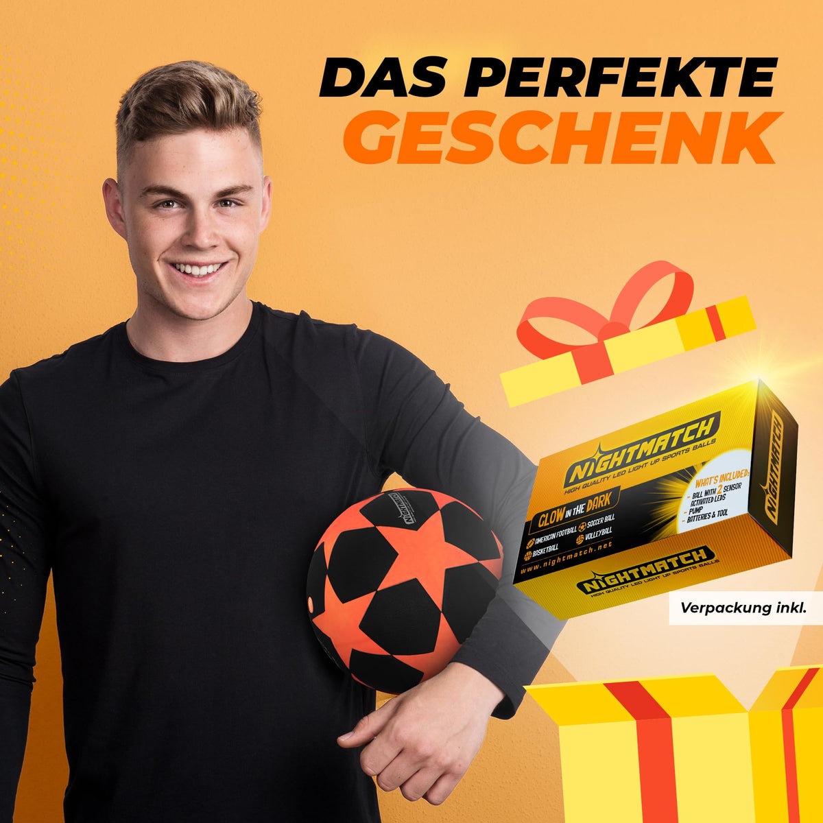 Junger Mann hält Leuchtfußball - Komplettset - Schwarz-Stern vor orangefarbenem Hintergrund mit Geschenk- und Verpackungsdarstellung.