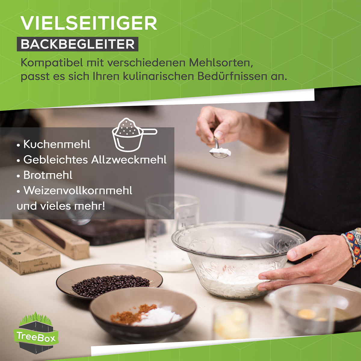 Teigroller aus Silikon - Lila liegt neben Schüsseln mit Mehl und Gewürzen beim Backen auf der Arbeitsfläche.