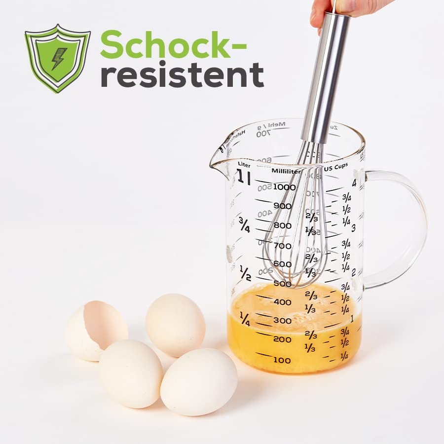 Messbecher - Glas - 1 L - mit Bambusdeckel zeigt Mixvorgang mit Schneebesen, umgeben von Eiern und Schockresistenzsymbol.