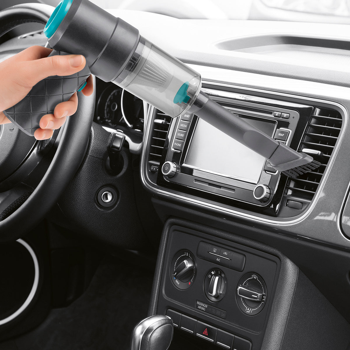 2-in-1-Akkusauger - Grau/Blau beim Reinigen des Armaturenbretts im Auto mit Bürstendüse