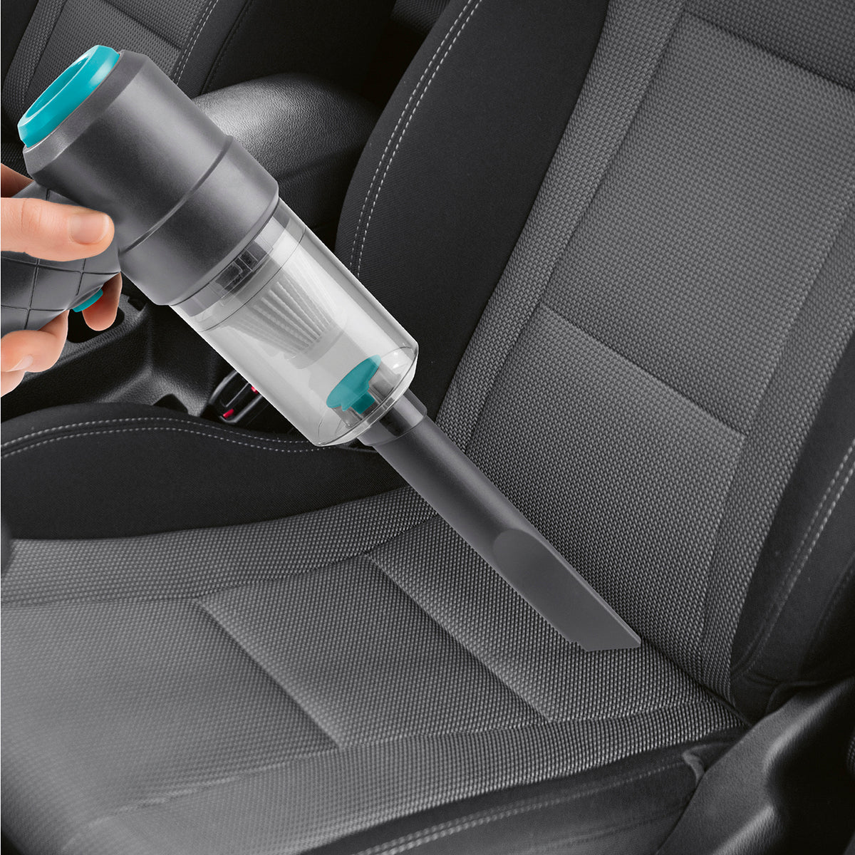 2-in-1-Akkusauger - Grau/Blau beim Reinigen eines Autositzes mit langer Fugendüse