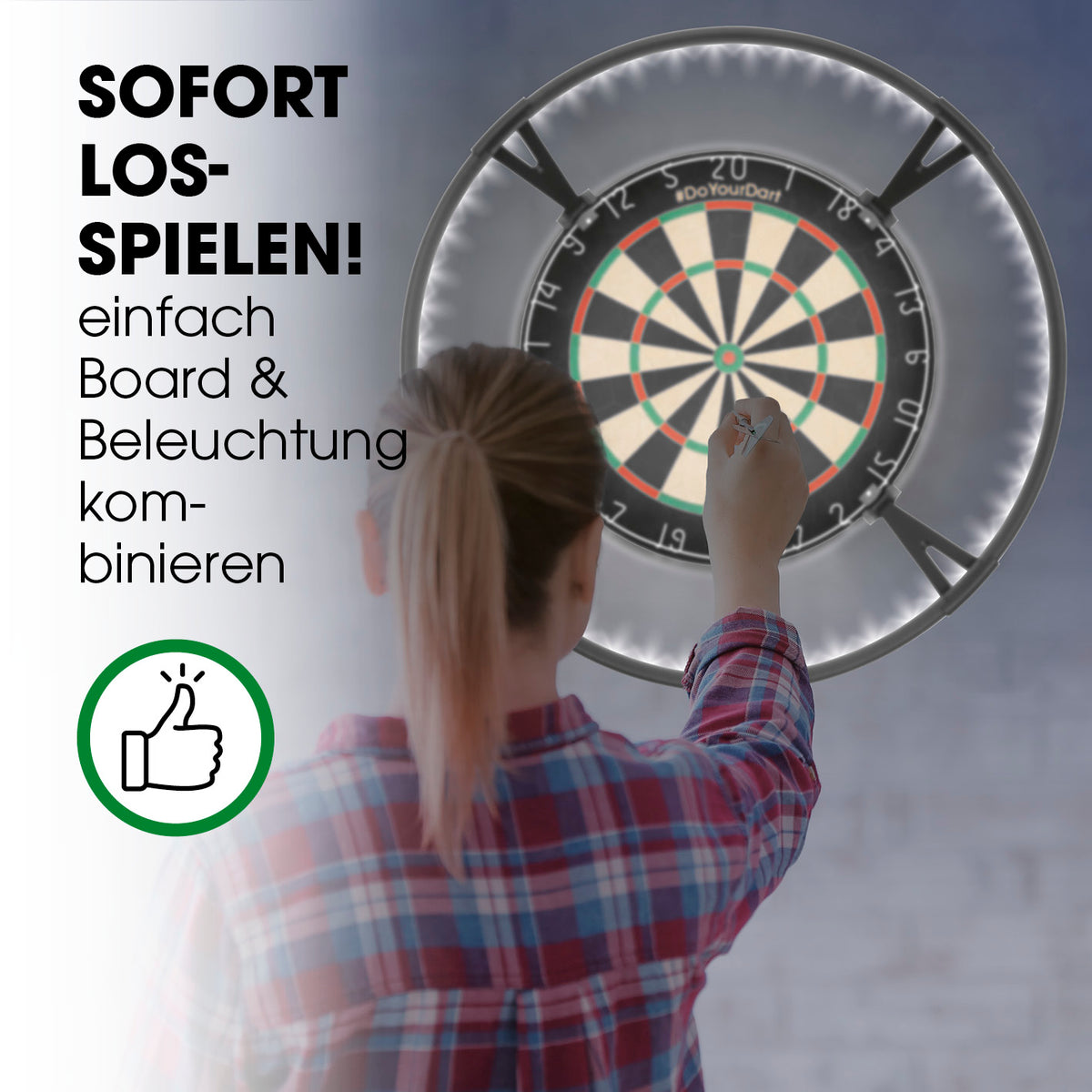 Dartscheibe + Dart-Beleuchtung mit Frau beim Dartspielen und beleuchtetem Board an der Wand