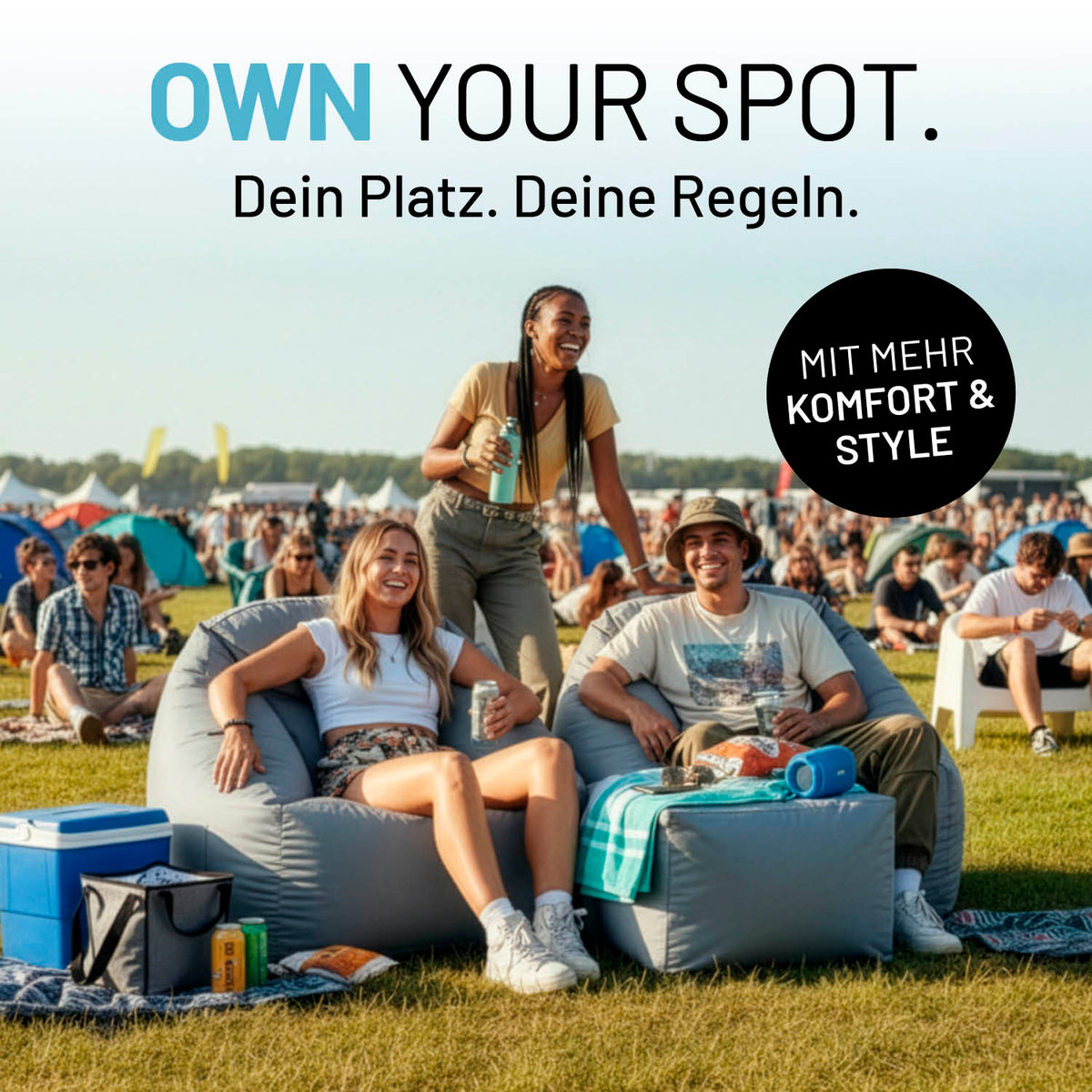 Drei Menschen sitzen entspannt auf CrozyAir Lufthocker - 60 x 45 x 35 cm - Grau bei einem Outdoor-Event auf einer Wiese.