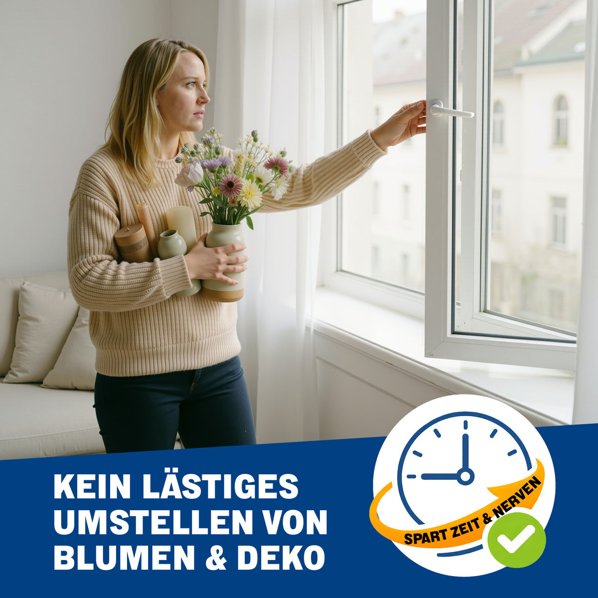 Frau öffnet Fenster, hält Blumenvasen in der Hand und nutzt dabei Flexible Fensterbank zum Lüften ohne Abräumen für bequemes Lüften.