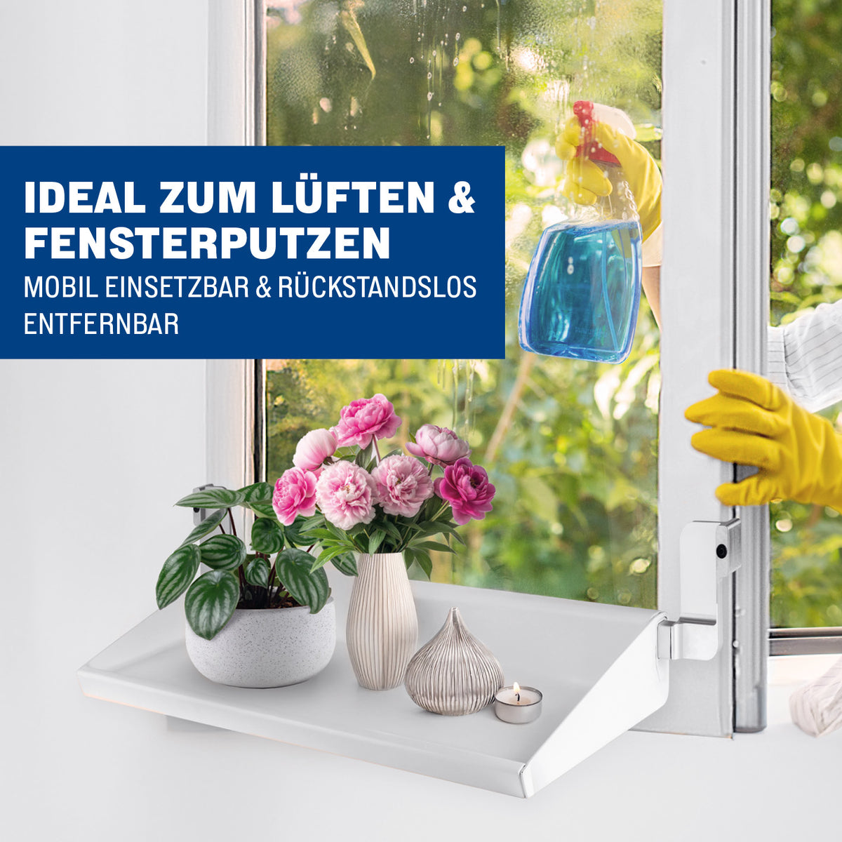 Flexible Fensterbank zum Lüften ohne Abräumen, montiert am geöffneten Fenster mit Blumendekoration und Staubschutz bei Putzarbeiten.
