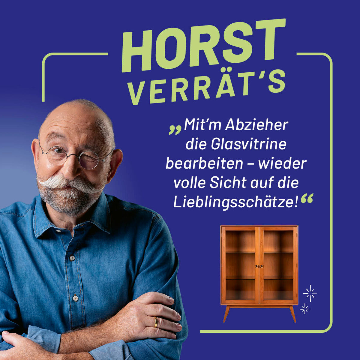 Mann mit Brille und Schnurrbart erklärt die Reinigung von Glasvitrinen mit Abzieher, zeigt Holzvitrine, bewirbt Reinigungsset Fenster 7-teilig.