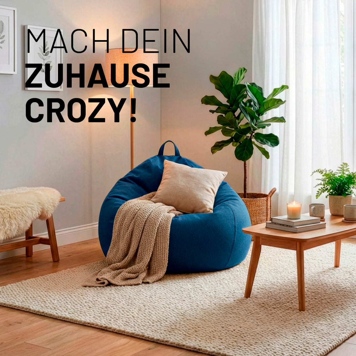 Gemütliches Wohnzimmer mit Comfort Line Sitzsack M (120 L) - indoor - Dunkelblau, Kissen und Kuscheldecke als Deko.
