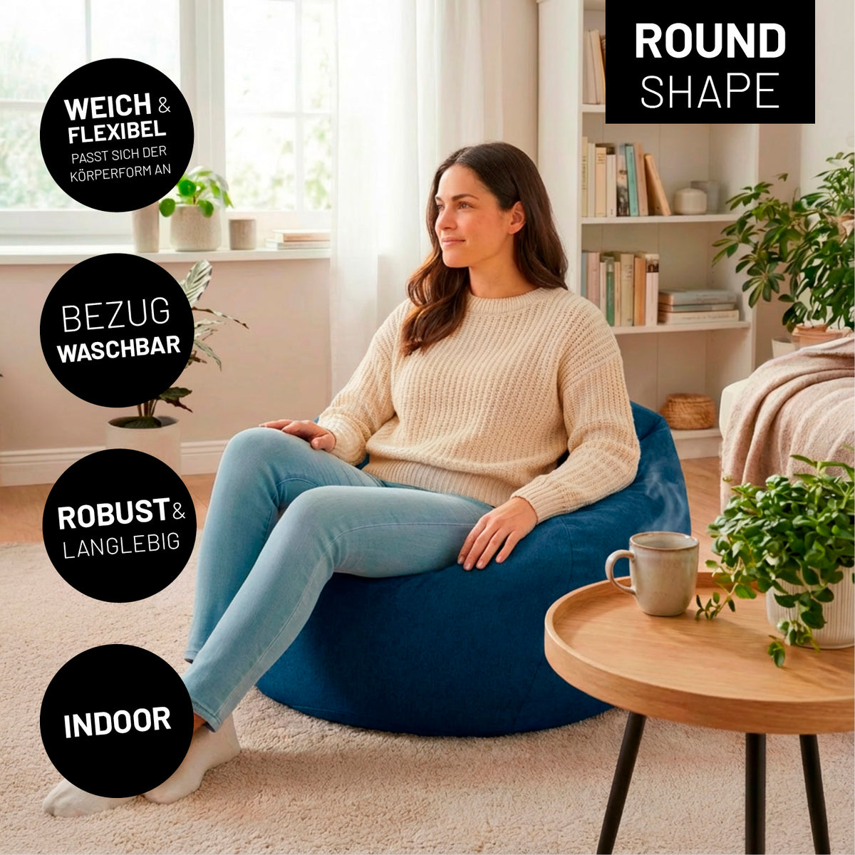 Frau sitzt entspannt auf dem Comfort Line Sitzsack XL (250 L ) - indoor - Dunkelblau in modernem Wohnzimmer mit runder Form.