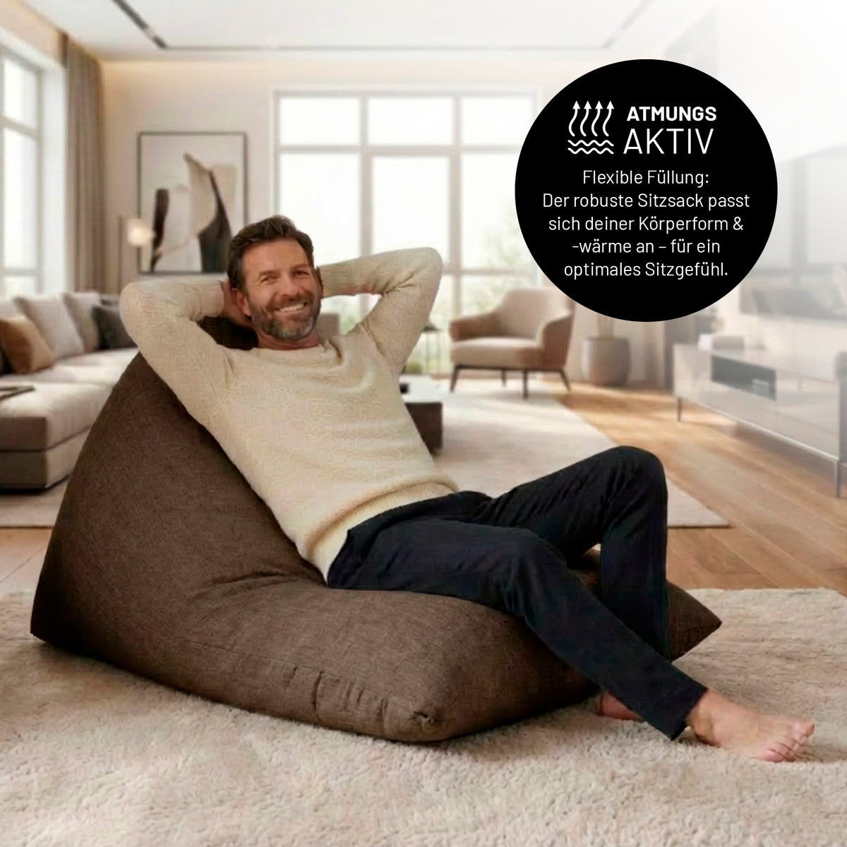 Mann entspannt auf Sitzsack Interior Line (370 L) - indoor - Braun, dreieckige Form, hochwertige Leinenoptik in modernem Wohnzimmer.
