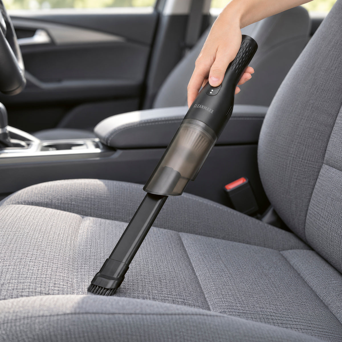 Akku-Handstaubsauger - Schwarz beim Reinigen eines Autositzes mit schmalem Bürstenaufsatz