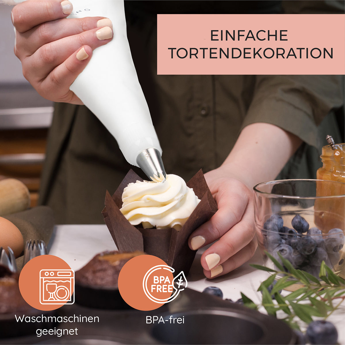 Tortendeko-Set Premium Complete beim Verzieren eines Cupcakes mit Spritzbeutel BPA-freien Einwegbeuteln und waschmaschinengeeigneten Teilen