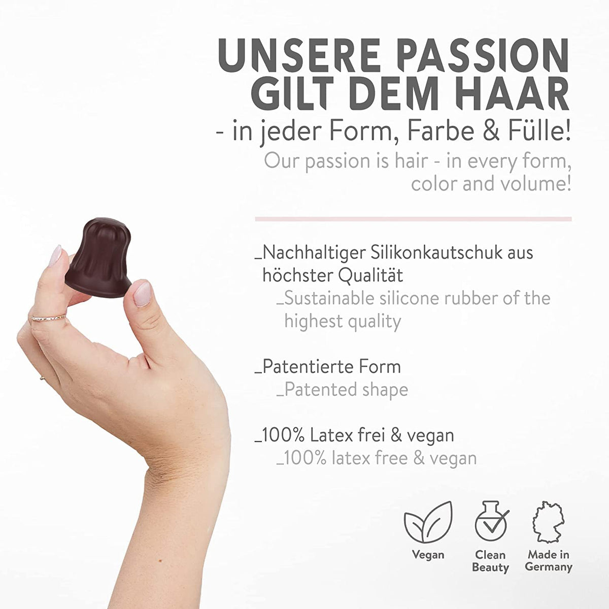 Hand hält Haarstütze chocolate 3,5cm braun aus nachhaltigem Silikonkautschuk, latexfrei, vegan und mit patentierter Form.