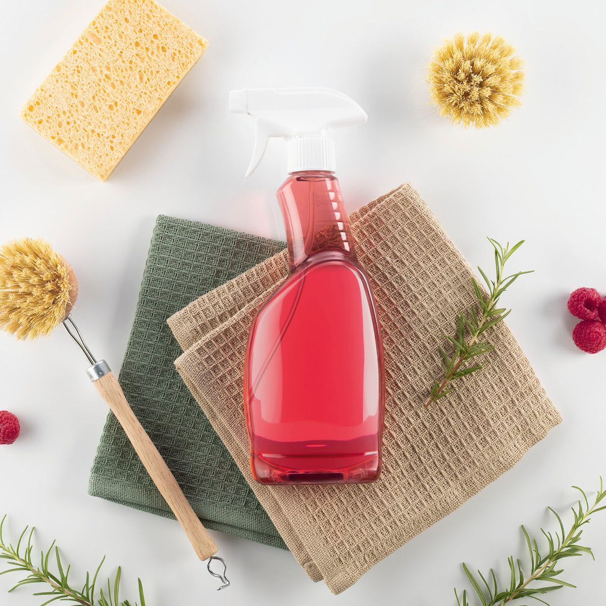 Reinigungsmittel Himbeer-Rosmarin 1000ml inkl. Sprühflasche rote Flasche auf Tüchern mit Himbeeren und Rosmarin