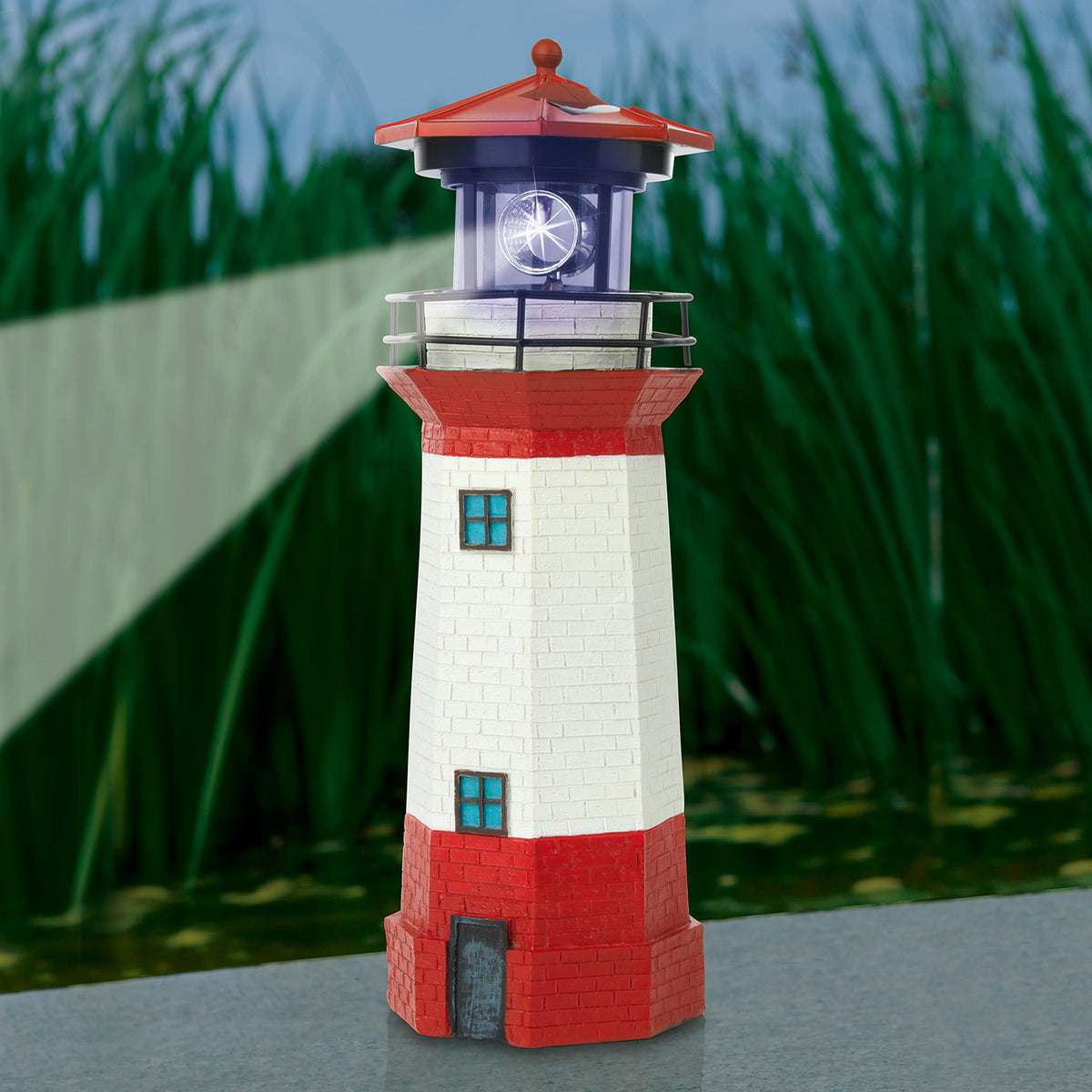 Solar-Leuchte Leuchtturm - Rot/Weiß mit hellem Lichtstrahl, detailgetreues Design und maritimem Ambiente für dekorative Gartenbeleuchtung.