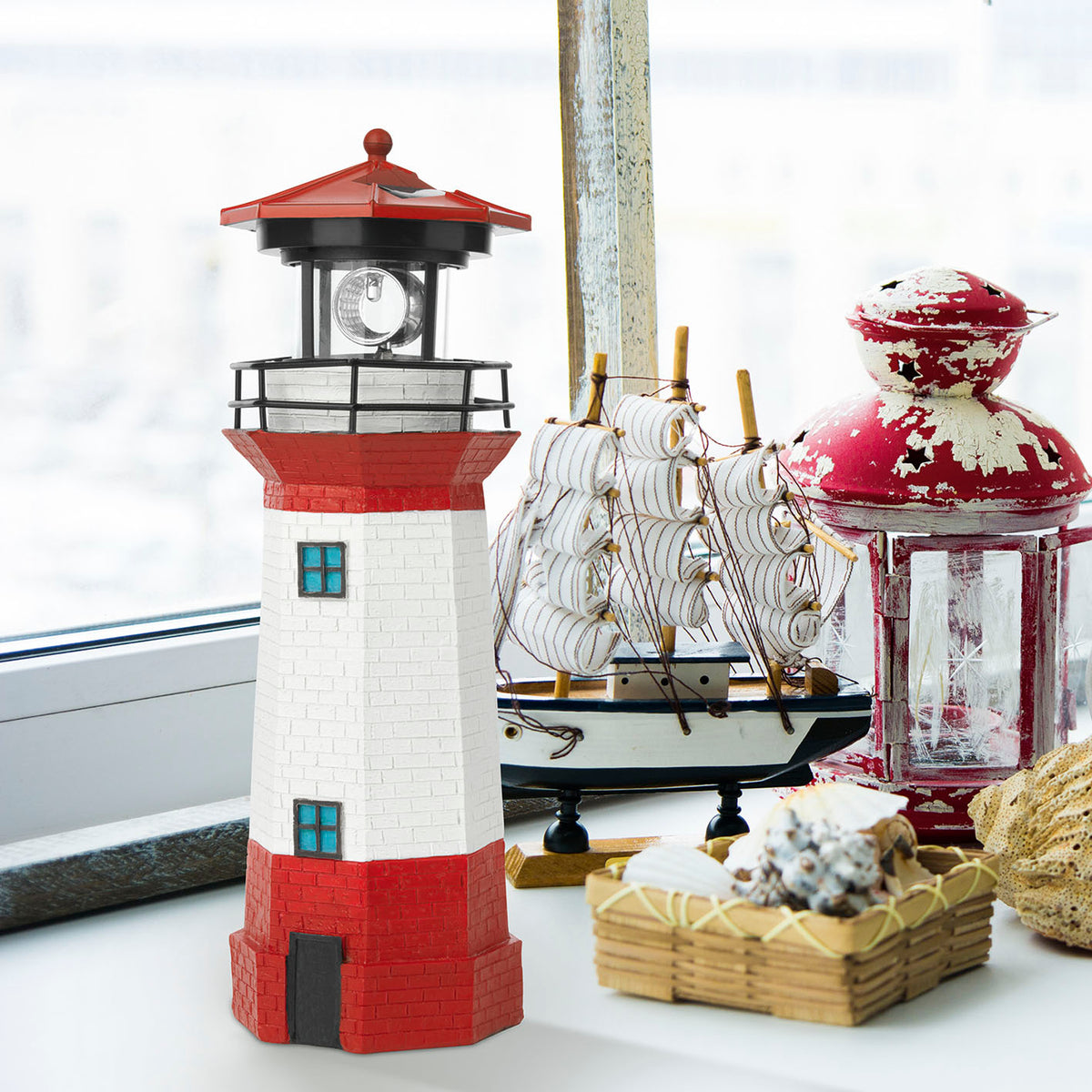 Solar-Leuchte Leuchtturm - Rot/Weiß mit maritimem Design, integriertem Licht und dekorativer Wirkung für gemütliche Wohnbereiche.