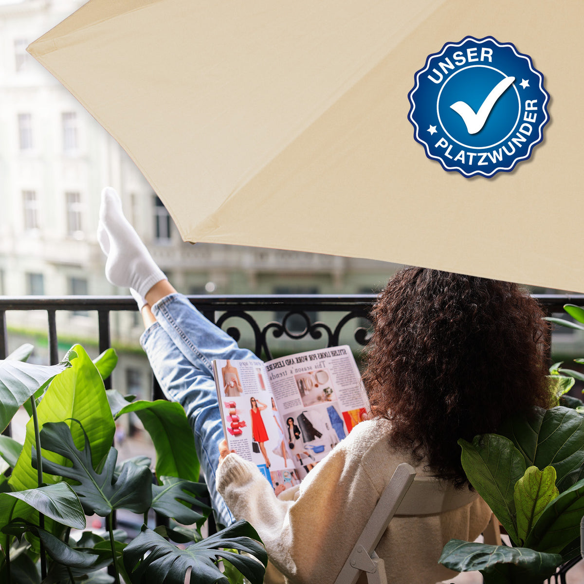 EASYmaxx Sonnenschirm halbrund beige auf Balkon, platzsparend, mit UV-Schutz 40+, ideal für kleine Terrassen und Balkone.