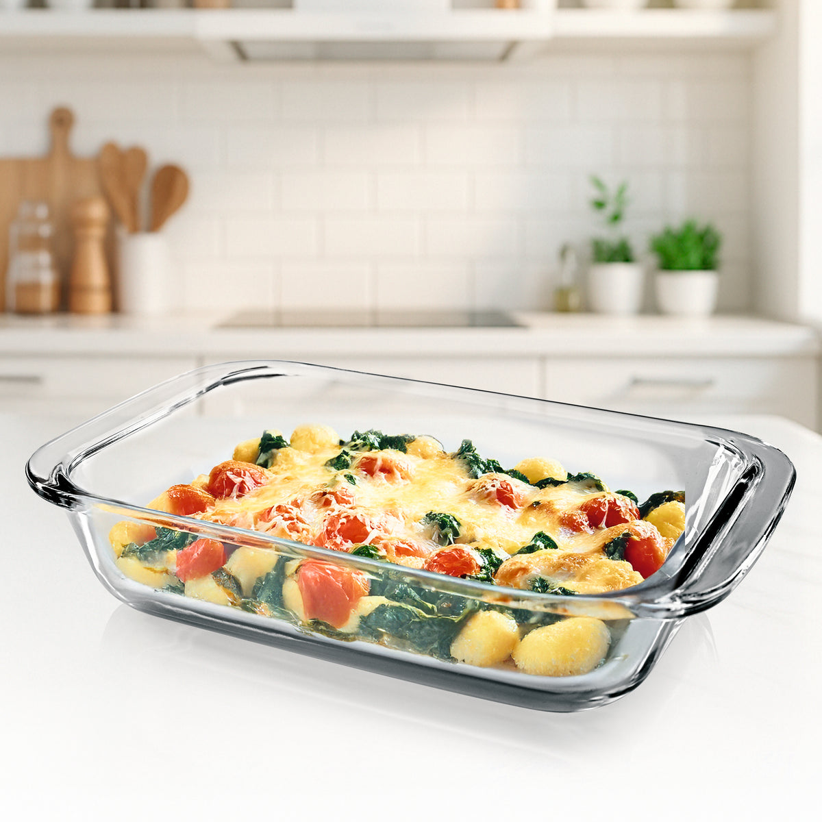 Glas-Auflaufform für Heißluftfritteuse & Backofen - 23 x 15 x 4,5 cm - 800 ml mit Auflauf in moderner Küche auf weißer Oberfläche.