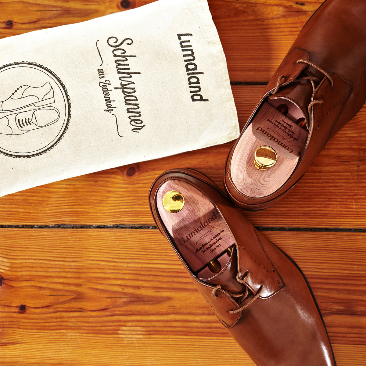 Schuhspanner unisex - Zedernholz - Größe 46/47 in Lederschuhen mit Baumwoll-Aufbewahrungsbeutel auf Holzboden.