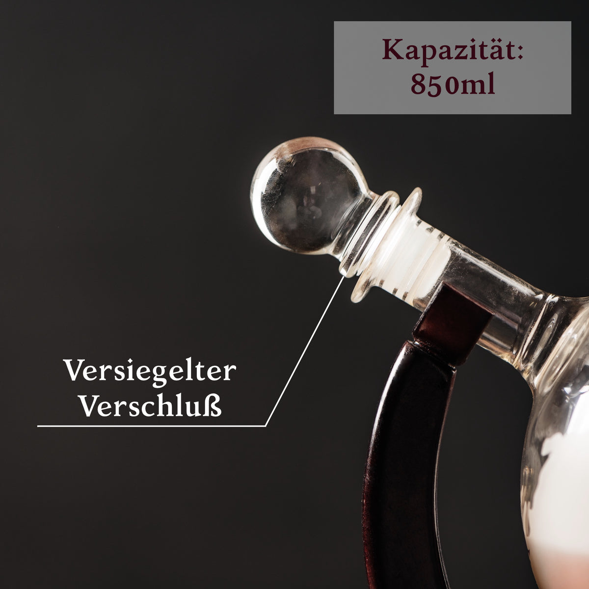 8-in-1-Whisky-Dekanter-Seta – 4 Gläser mit versiegeltem Verschluss und 850ml Kapazität für edles Trinken.