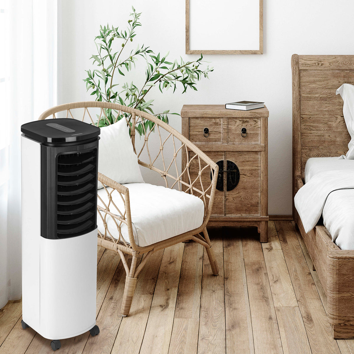 Luftkühler mit Peltier-Element in modernem Wohnraum, platzsparend neben Korbstuhl, ideal zur Luftkühlung und -befeuchtung.