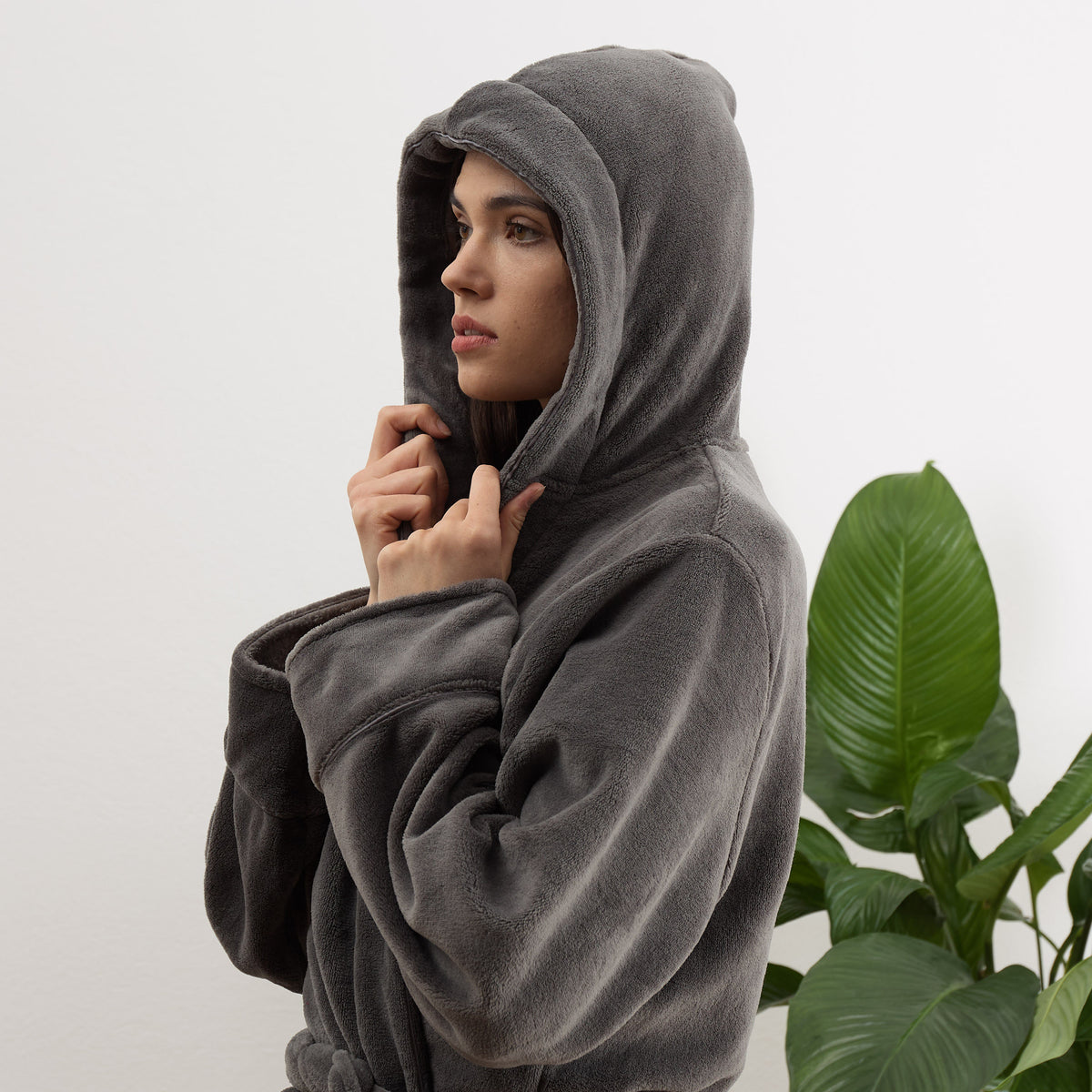 Luxury Mikrofaser Bademantel mit Kapuze für Damen und Herren in Grau, Größe S, kuschelig, schnelltrocknend und unisex.