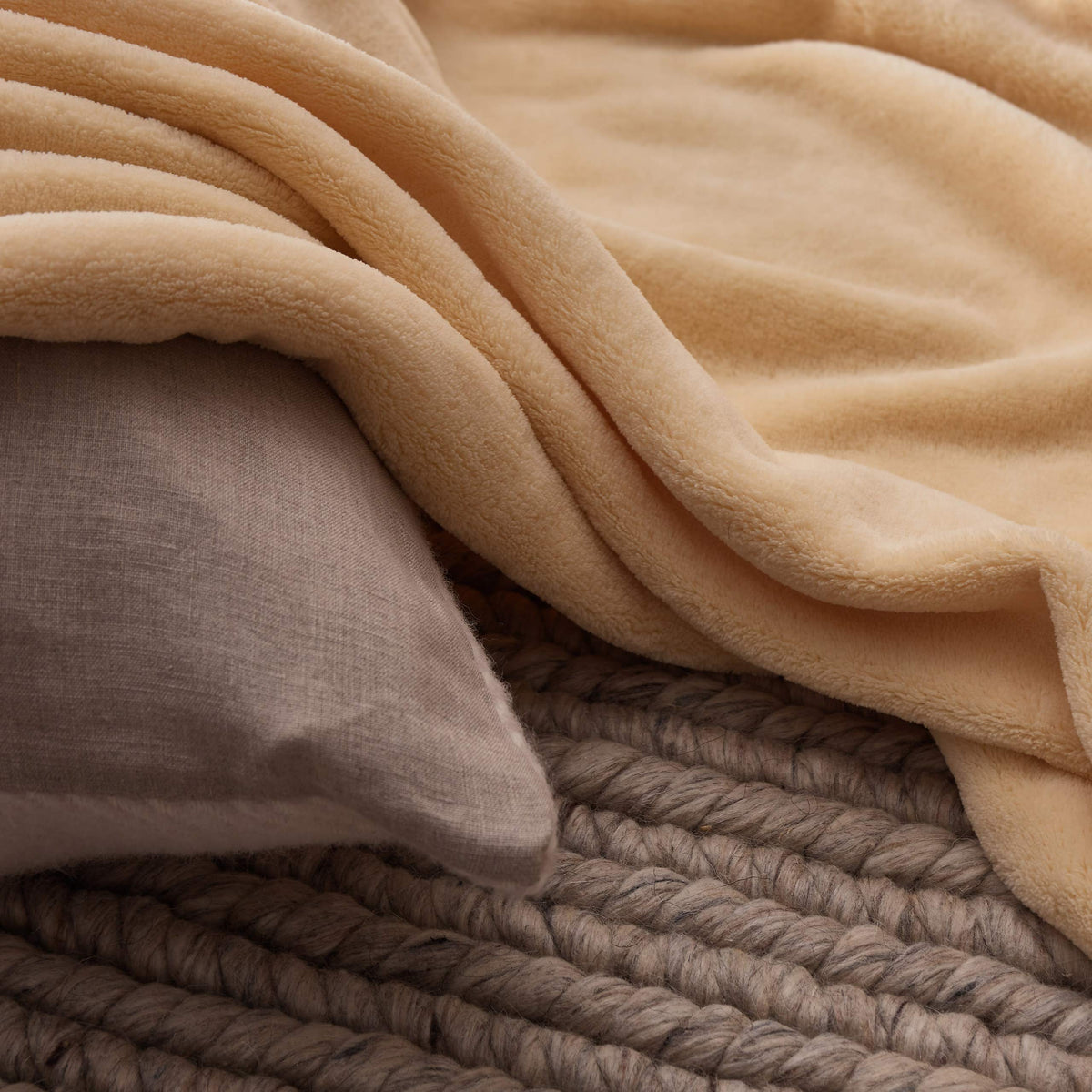 Kuscheldecke - 170 x 200 cm - 50 cm Fußtasche - Beige aus weichem Coral-Fleece, ideal als Sofadecke und Tagesdecke.