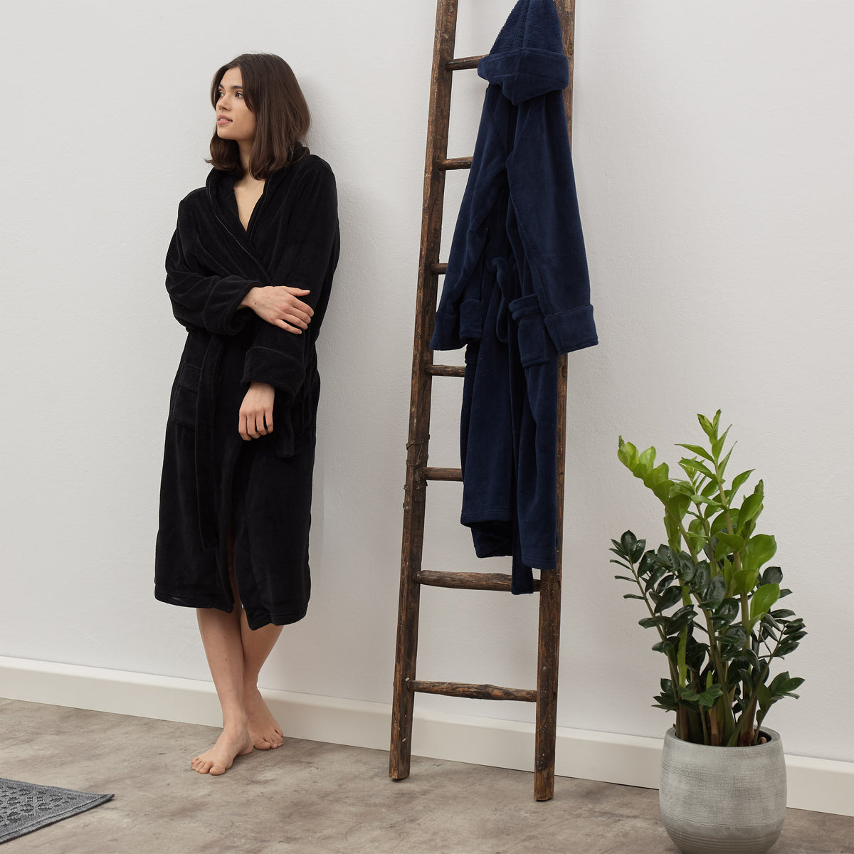 Luxury Mikrofaser Bademantel mit Kapuze für Damen und Herren in Schwarz, Größe M, flauschig, schnell trocknend und unisex.