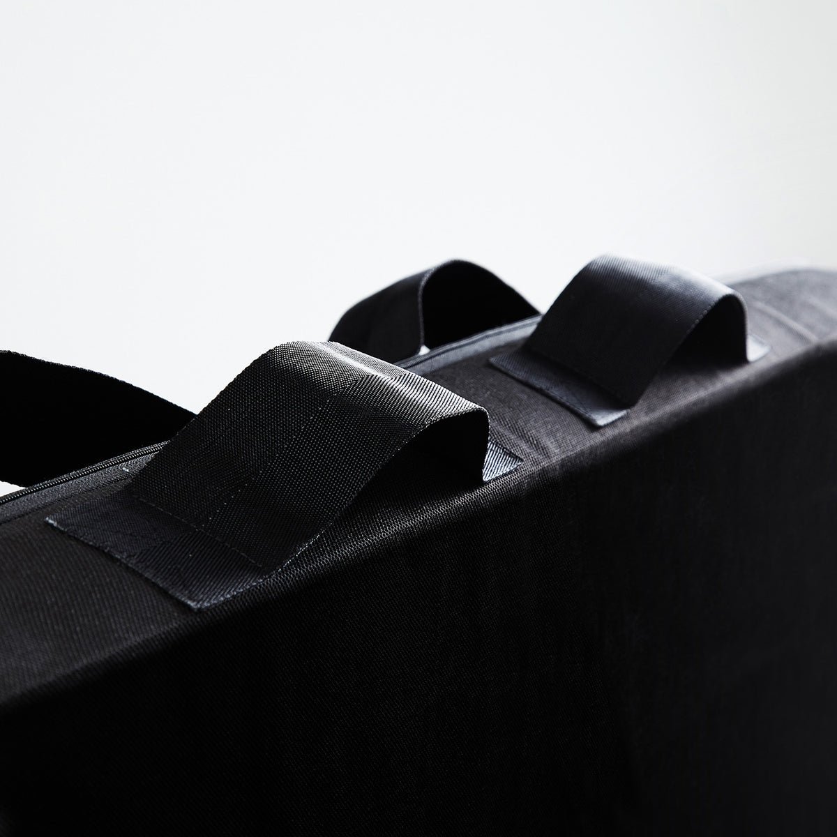 Matratzen-Aufbewahrungstasche - 160 x 200 x 25 cm - Schwarz mit Tragegriffen und robustem Material für Lagerung und Transport von Matratzen.