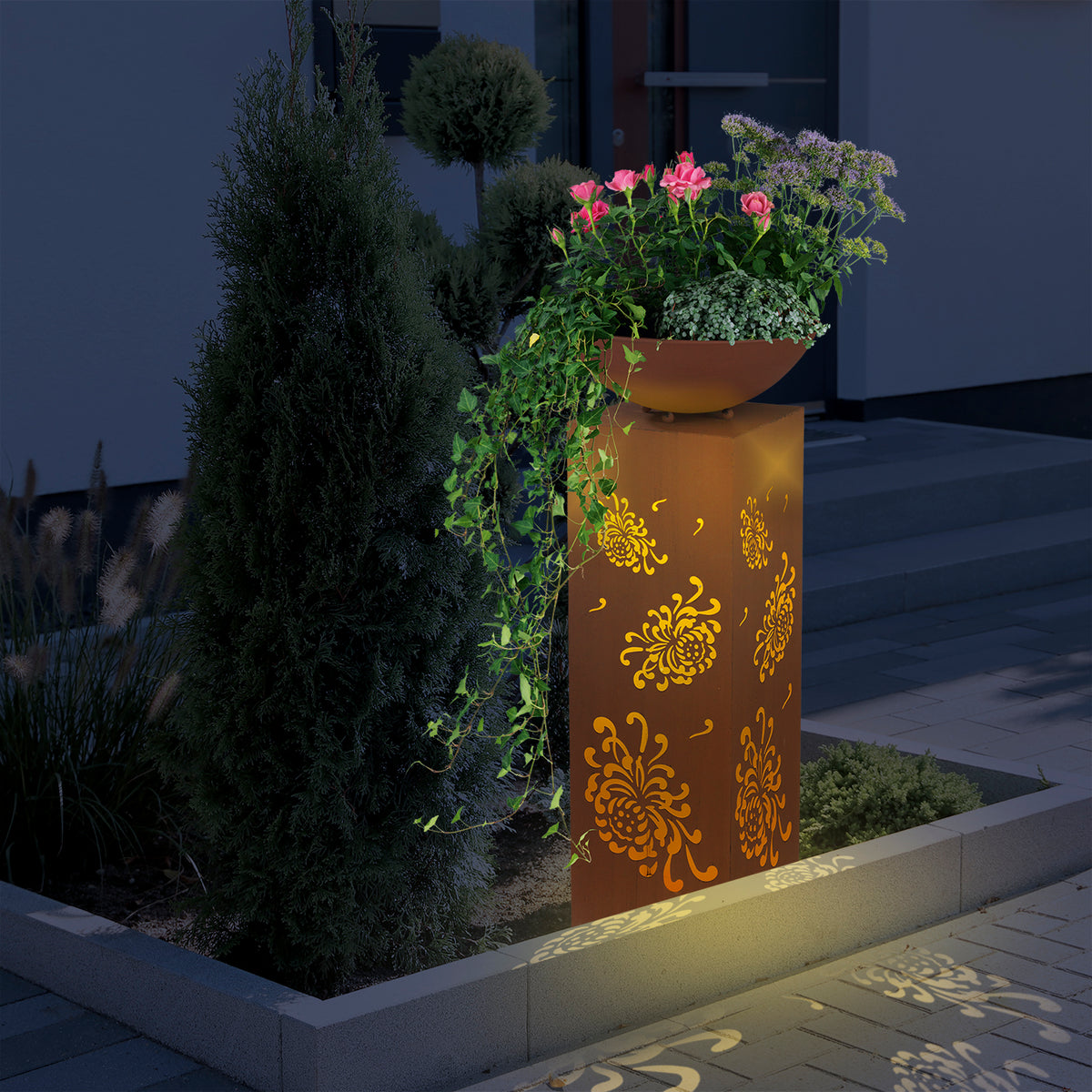 LED-Dekosäule mit Planzschale Rost-Optik "Bauernrose" 87 cm mit floralem Design und stimmungsvoller LED-Beleuchtung für Garten und Terrasse.