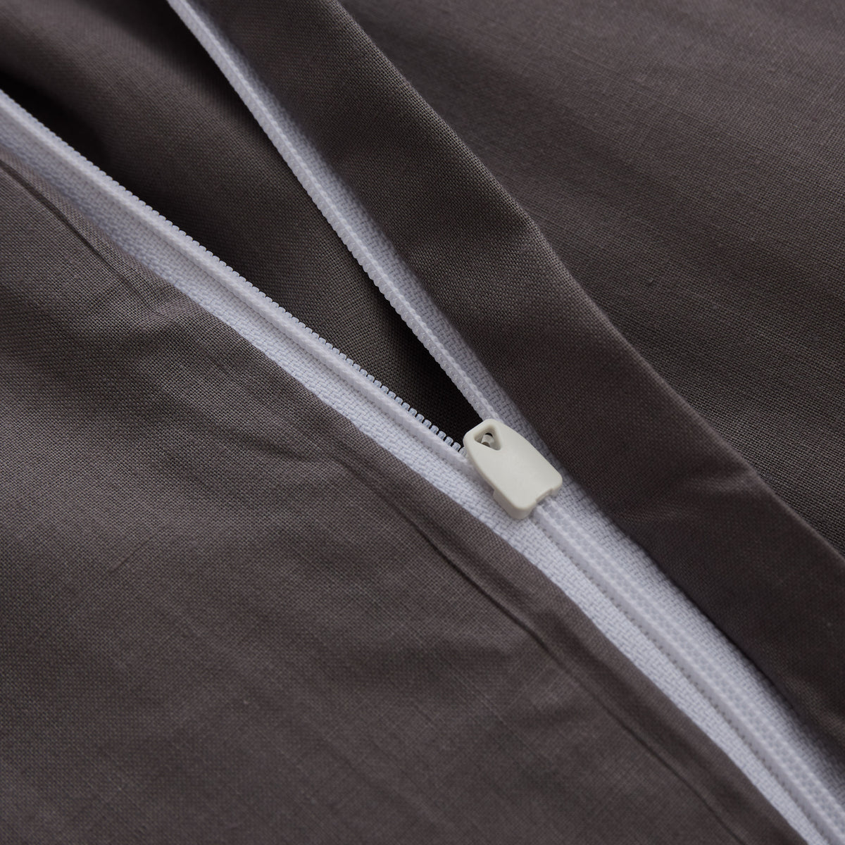 Premium Bettwäsche Everyday - Ganzjahres Bettbezug 155x200 cm & Kissenbezug 80x80 cm in Anthrazit mit YKK Reißverschluss.