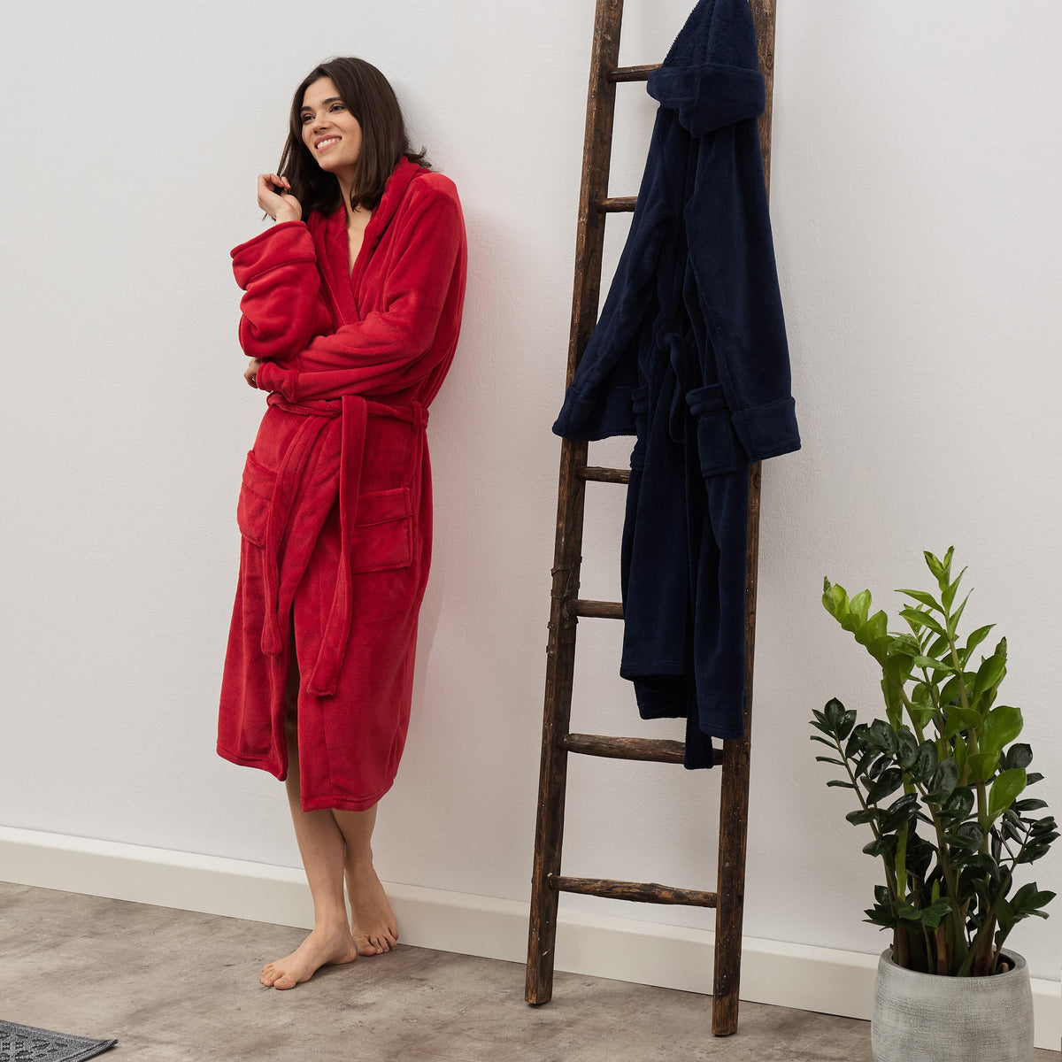 Luxury Mikrofaser Bademantel mit Kapuze für Damen und Herren in Rot, Größe XXL, weich, kuschelig und schnelltrocknend.