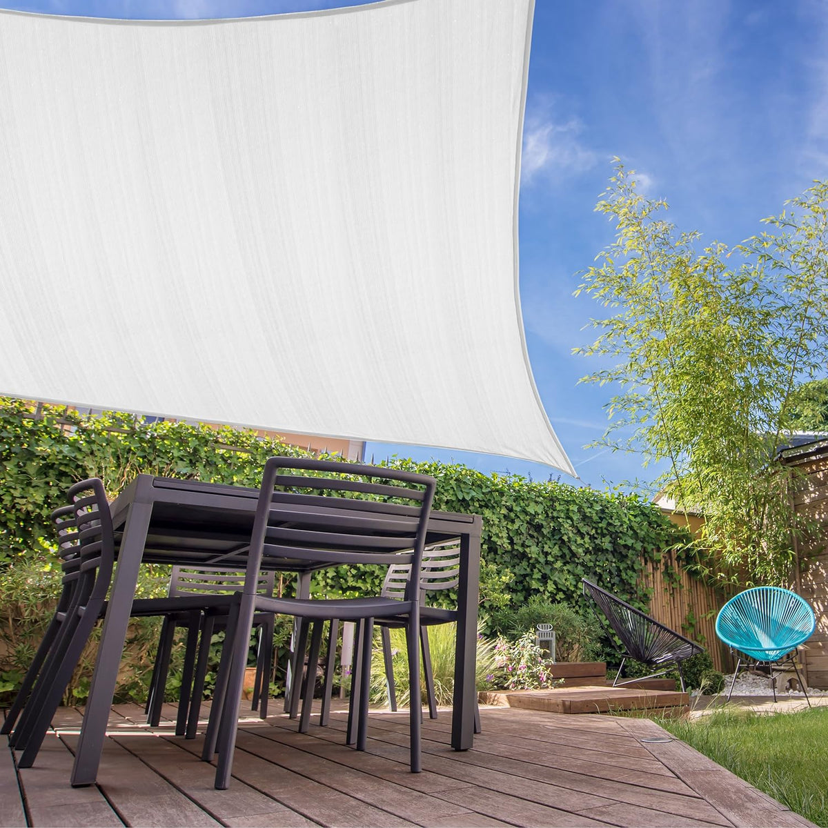 Sonnensegel 100% HDPE mit Stabilisator für UV-Schutz - Quadrat 3 x 3 Meter - Weiß über Terrasse mit Gartenmöbeln gespannt.