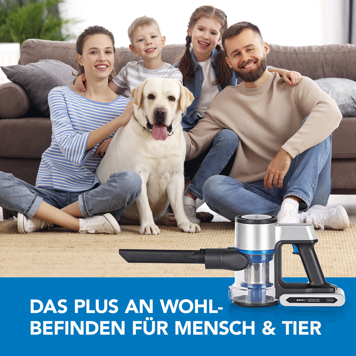 Akku-Zyklon-Staubsauger Digital-Display anthrazit/silber/blau mit starker Saugkraft und praktischem Touch-Display vor Familie und Hund.