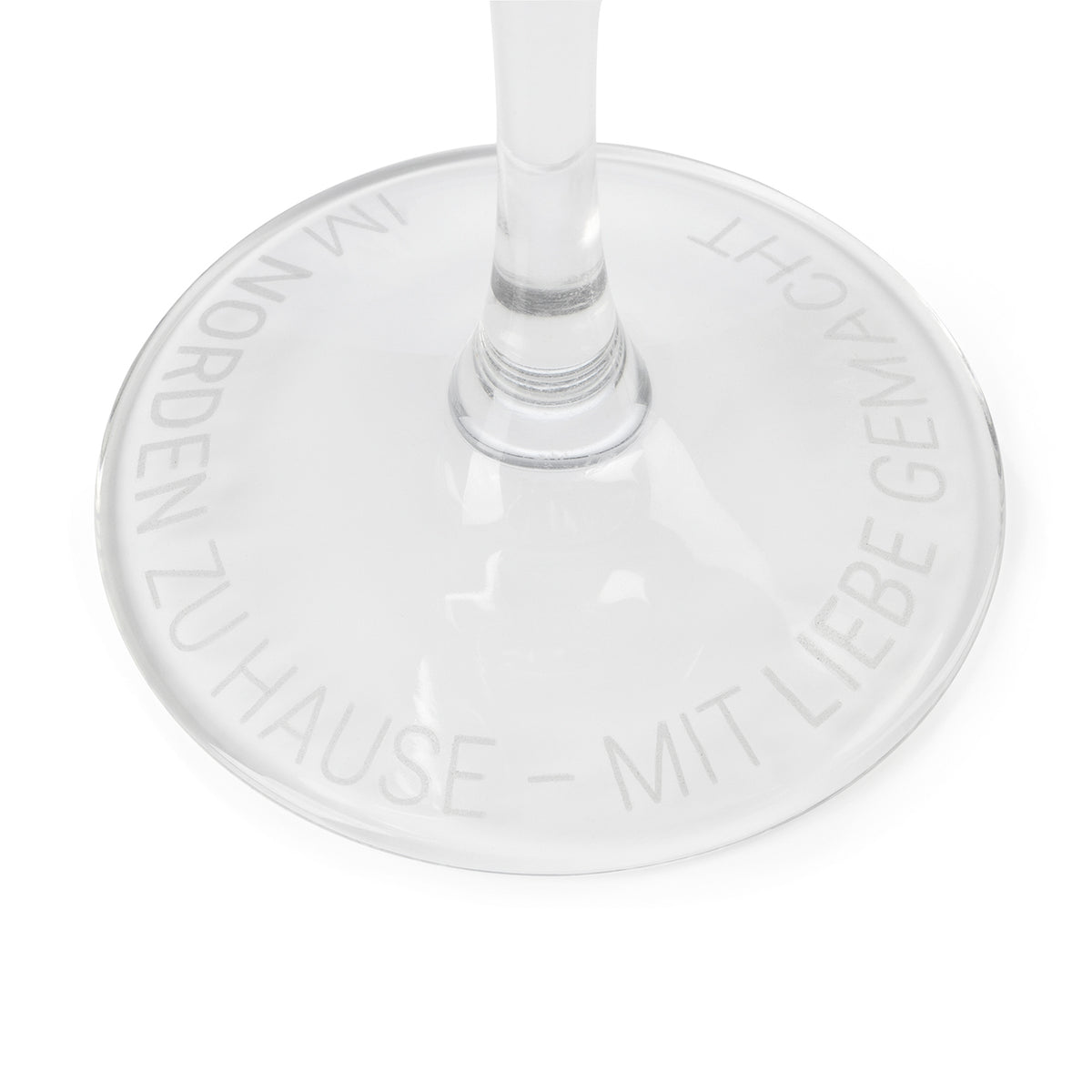 Copa Glas mit Logo - 720 ml - 2er-Set, detailreicher Glasfuß mit graviertem Schriftzug im TURM GIN Design.
