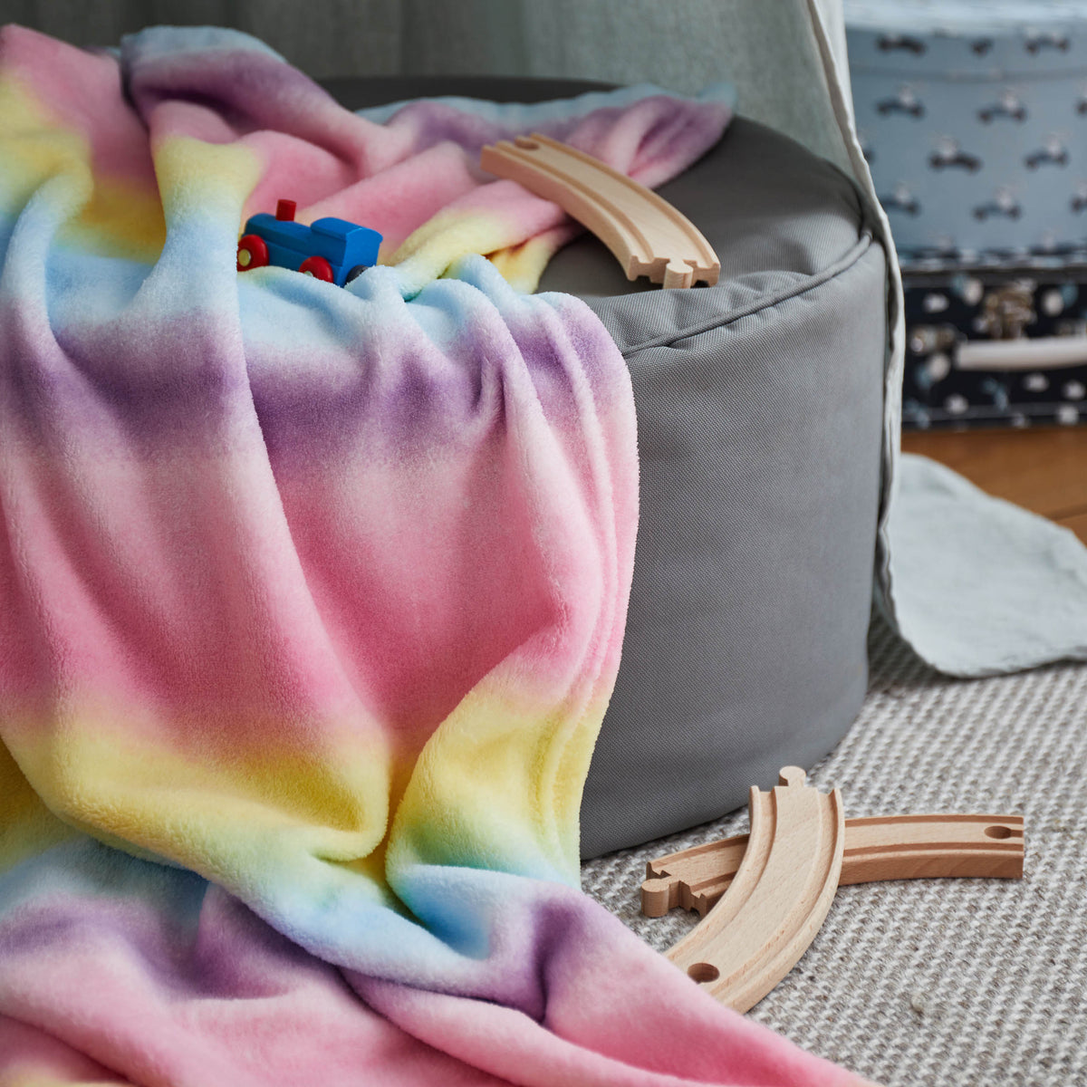 Kuscheldecke für Kinder - 100 x 150 cm - Regenbogen aus weichem Coral-Fleece, farbenfrohes Regenbogen-Design, ideal für gemütliche Stunden.