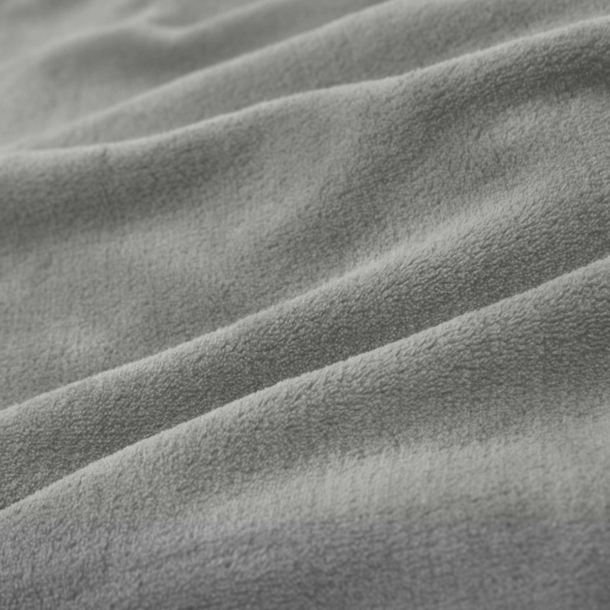 Kuscheldecke - 220x240 cm - Hellgrau aus weichem Coral-Fleece, weich, flauschig, vielseitig als Tagesdecke oder Sofadecke nutzbar.