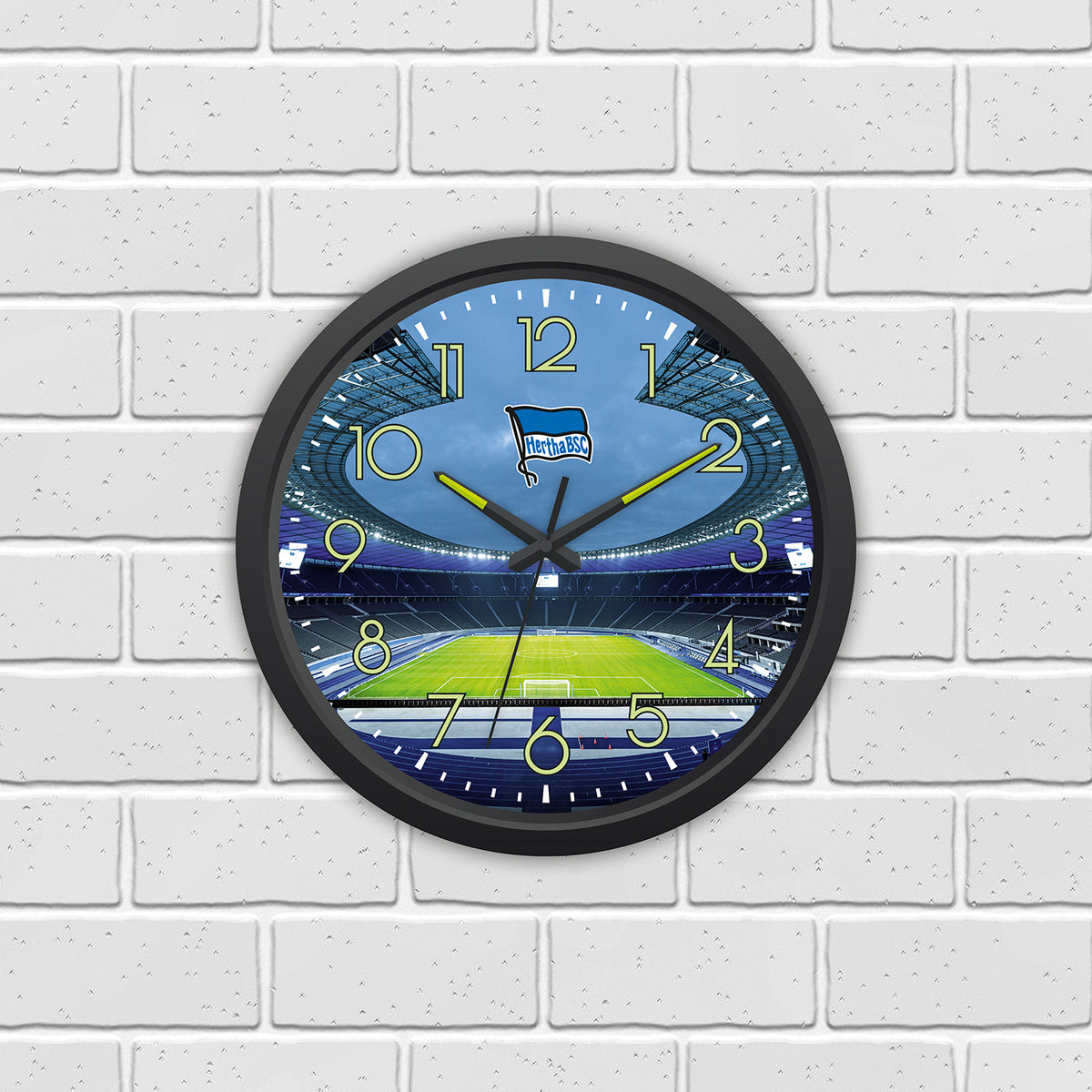 Wanduhr "Glow in the dark" mit Logo, Stadionmotiv, nachleuchtende Zahlen und Zeiger, batteriebetrieben, perfekt für Fans.