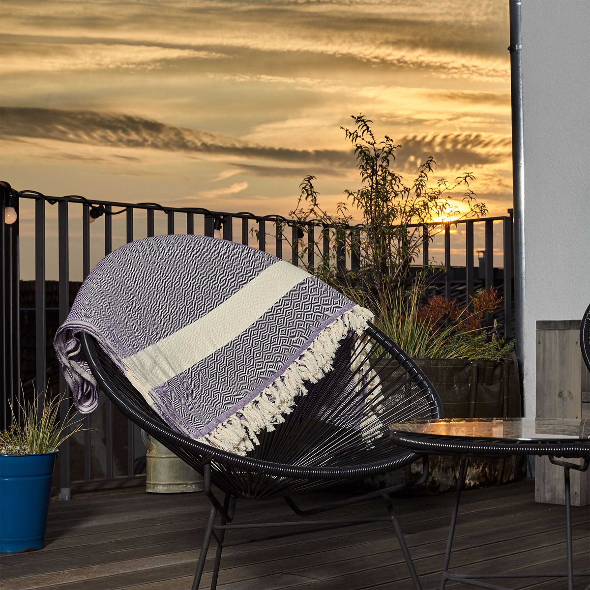 Baumwolldecke / Tagesdecke aus 100 % Baumwolle - ca. 200 x 240 cm - Lila auf Stuhl, weich und gemütlich zum Einkuscheln.
