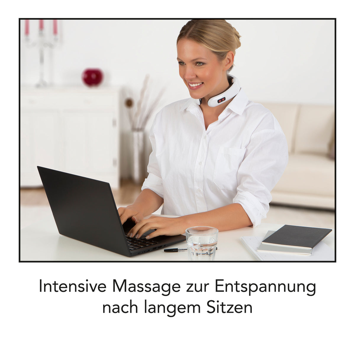 Frau trägt Nacken-Massagegerät EMS - 16 Intensitätsstufen - weiß/schwarz beim Arbeiten am Laptop zur Tiefen-Entspannung.