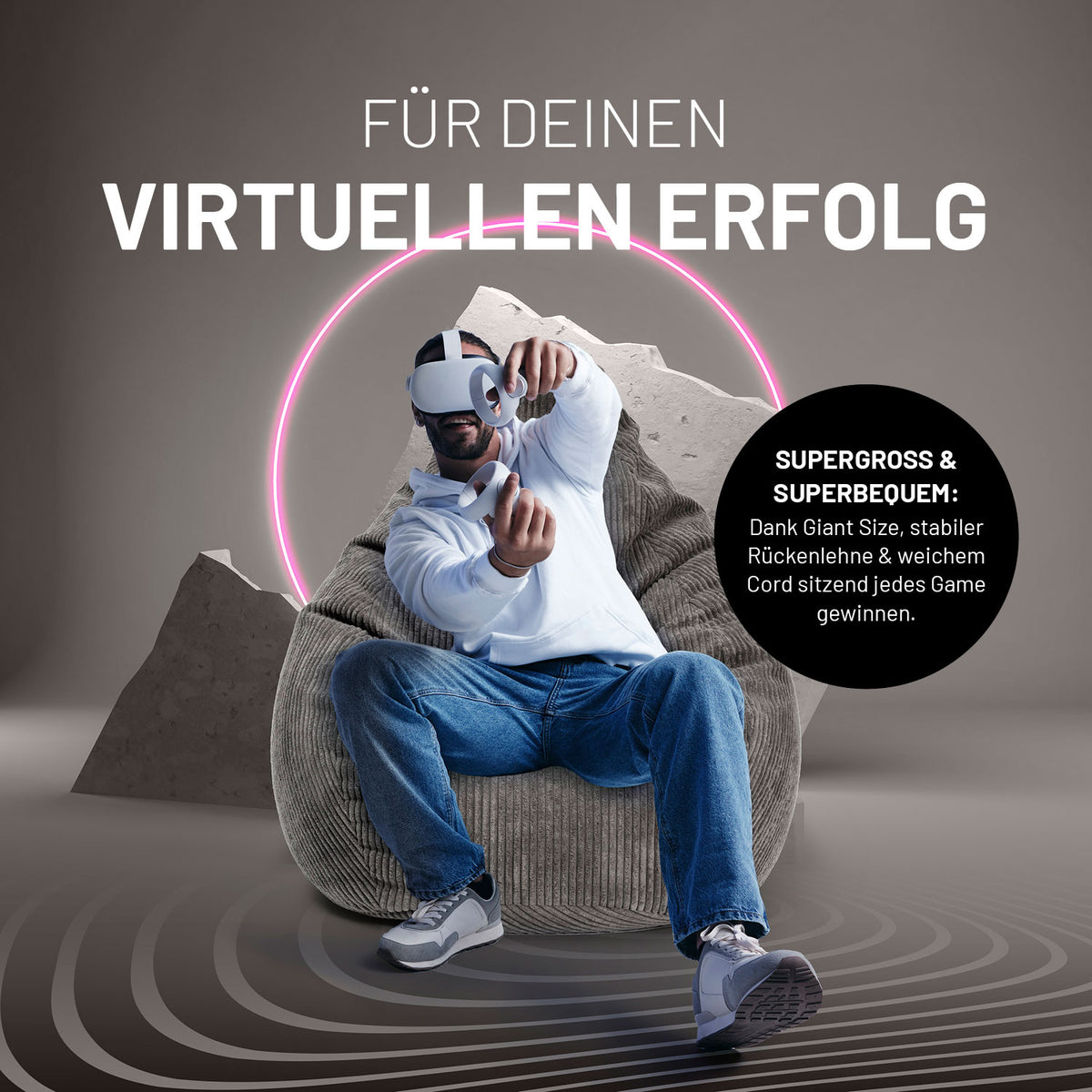 Mann spielt mit VR-Brille auf Sitzsack GIANT aus der Cord-Reihe - Grau, großer weicher Sitzsack für entspanntes Gaming Zuhause.