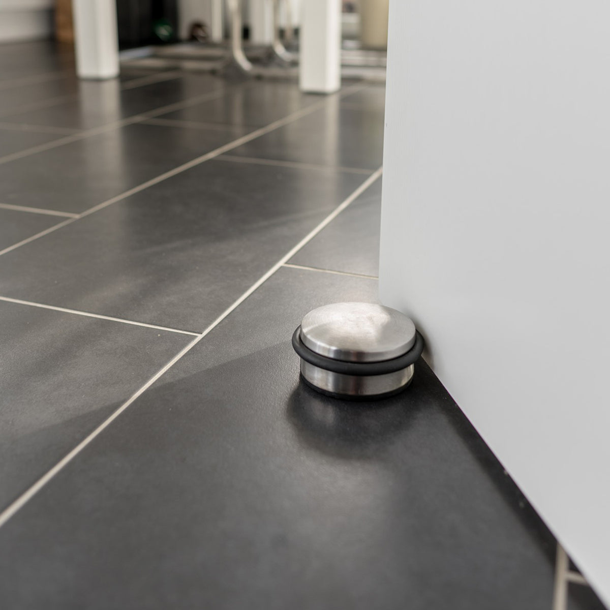 Edelstahl Türstopper Chrom-Design flach - 8 Stück aus verchromtem Edelstahl in Silber, stabil und schwer, Schutz für Türen und Wände.