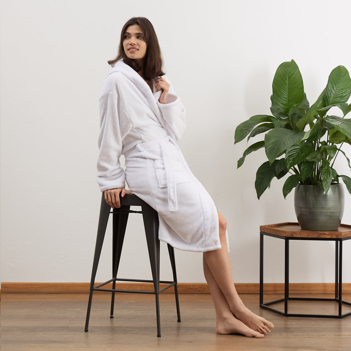 Luxury Mikrofaser Bademantel mit Kapuze für Damen und Herren Weiß Größe XXL, weich, flauschig und bequem mit Taillengürtel und Taschen.