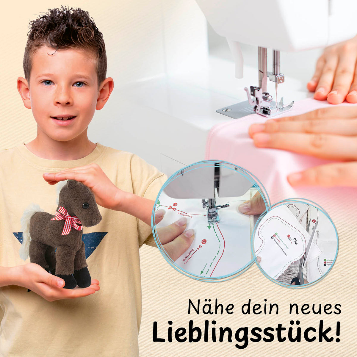 Näh-Baukastenset Motiv Pferd Pepper zeigt Jungen mit genähtem Plüschpferd und Anleitung für kinderleichtes Nähen mit Nähmaschine.